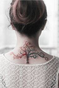 moda feminina costas apenas bela aparência elf árvore tatuagem foto