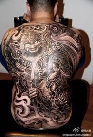 ugunīgi uguns darbi - vīriešu glīts muguras tetovējums