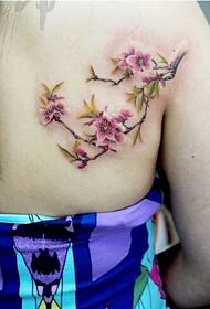 trojrozmerné krásne a krásne broskyňové tetovanie na zadnej strane