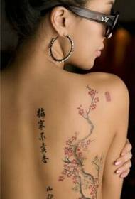 seksi djevojka puna gola leđa cvjetanje slike šljiva tetovaža