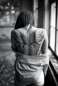 čudovita lepa metulja krila tetovaža na ženskem hrbtu