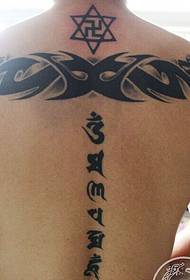 čovjekova zgodna zgodna sanskritska tetovaža