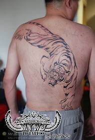 Tiikerit alas tatuointi vuoristossa