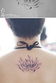 Povratak mali svježi uzorak tetovaža lotosa tetovaža