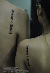 Skaists un stilīgs aizmugures pāris burtu tetovējuma raksts