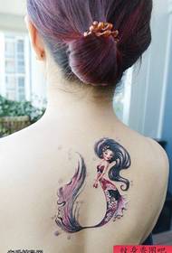 Poza de tatuaj de sirenă colorată din spate a femeii
