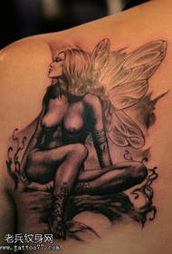 Mali svježi uzorak tetovaže leđa anđela