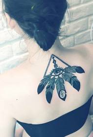 სილამაზის უკან მხოლოდ ლამაზი ეძებს ფოთოლი tattoo ნიმუში სურათი