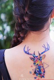 Foto de tatuatge de color antilope a l'estil d'esquena de la dona