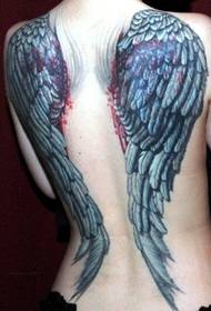 Divatos szárnyakkal tetoválás a hátán