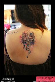 Moteriško nugaros purslų rašalo gerbėjų gėlių tatuiruotė veikia