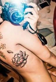 Áilleacht sexy ar ais tattoo Lotus