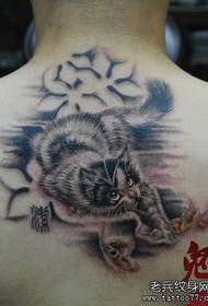 Model i lezetshëm i tatuazheve të maceve në shpinë të djalit