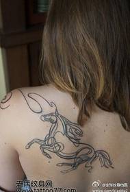 美女背部简单的马纹身图案