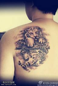 Efterkant Tiger Tattoos troch de tattoo-show