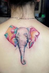 djevojka natrag šareni slon tetovaža