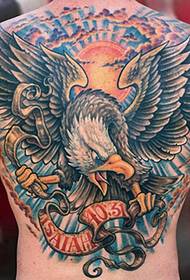 veľmi štýlové pekné tetovanie na chrbte orla