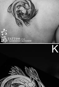 Elegante y blanco y negro patrón de tatuaje de pez volador doble
