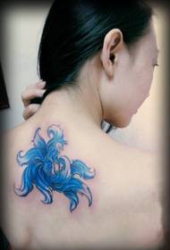 fermosa beleza de volta na imaxe azul do tatuaje do animal de cola azul