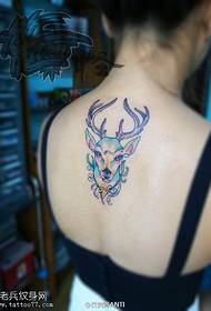 女性背部彩色羚羊纹身图片