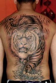 背中の大きな黒と白の虎のタトゥーパターン画像
