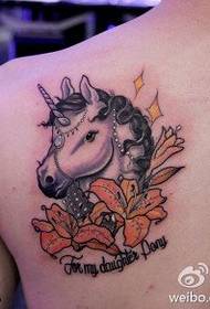 Задній кольоровий малюнок татуювання єдиноріг