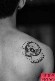 egy hátsó mesterlövész koponya tetoválás