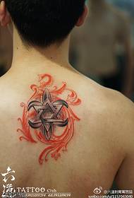 motif de tatouage enveloppant une fleur de lotus