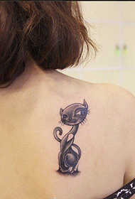 dos féminin beau motif de tatouage de chat noir et blanc