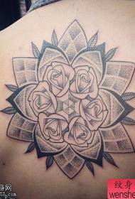 Tato mawar lancip ing mburi ditambahi tato