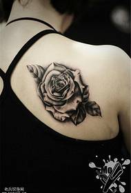 Женска гръб реалистична розова татуировка