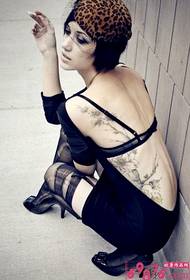 Rokende vrouw terug boom bloesem tattoo