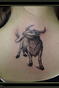 Chica de vuelta un tatuaje de toro