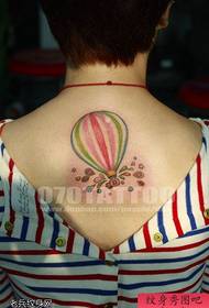 Tetovējumu muzejs iesaka sievietes muguras tetovējumu karstā gaisa balonā