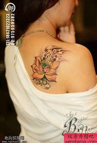 Kvinnens bagfarvede lotus tatoveringer deles af tatoveringsforretningen