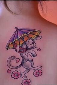 модел на котка с цветна татуировка на цвят на чадър и черешов цвят