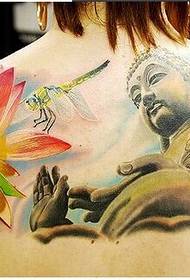 Татуировка Будды на спине девушки и изображение лотоса и стрекозы