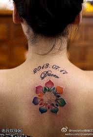 Padrão de tatuagem de flor de cor traseira