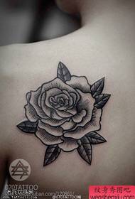 Ang likod at itim at puting rosas na tattoo ay ibinahagi ng mga tattoo