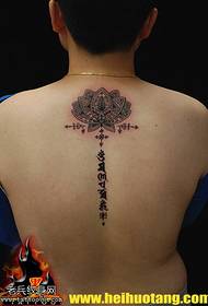 preporučena ispraznost na leđima i uzorak tetovaže sanskrta