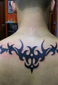 Tatuaje de tótem simple y elegante en la espalda del hombre