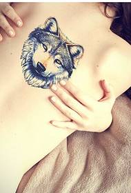 性感女性背部时尚好看的狼头纹身图案图片