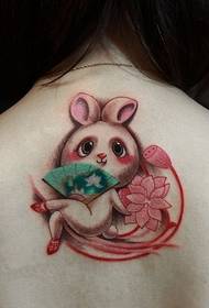 κορίτσια χαριτωμένο πίσω κουνέλι εικόνα τατουάζ στην πλάτη
