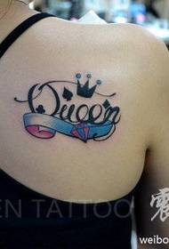 Patró de tatuatge de lletra d’esquena femenina