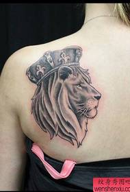 Tattoo Show, empfehlen eine Frau zurück Löwen Tattoo Arbeit