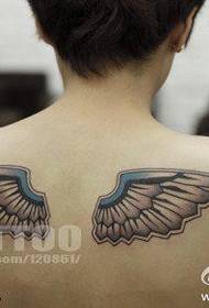 A hátsó szárnyakkal ellátott tetoválás képet megosztja a tetováláskiállítás