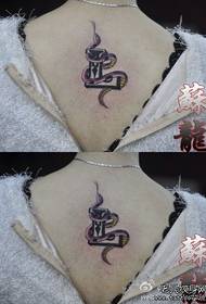 女生背部小蛇与字母纹身图案