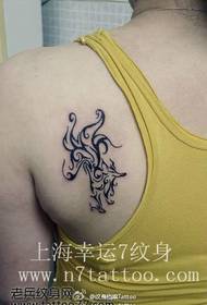 Tytön selkä mukavan näköinen totem-ketun tatuointikuvio