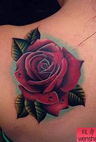 Muguras pilošs rožu tetovējums