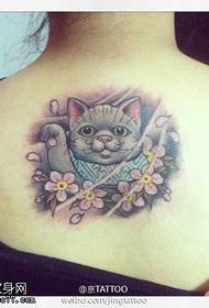 Motif mignon de tatouage de chat porte-bonheur